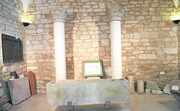 Imagen principal - Arriba, sepultura de Chindasvinto y Reciberga, en una capilla de la iglesia; debajo, capitel mozárabe e iglesia de San Román. 
