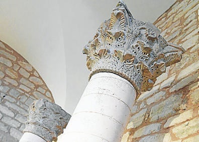 Imagen secundaria 1 - Arriba, sepultura de Chindasvinto y Reciberga, en una capilla de la iglesia; debajo, capitel mozárabe e iglesia de San Román. 