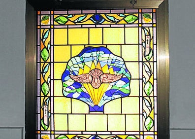 Imagen secundaria 1 - Arriba, la Virgen en una hornacina; debajo, vidriera de la iglesia y fachada de la ermita.