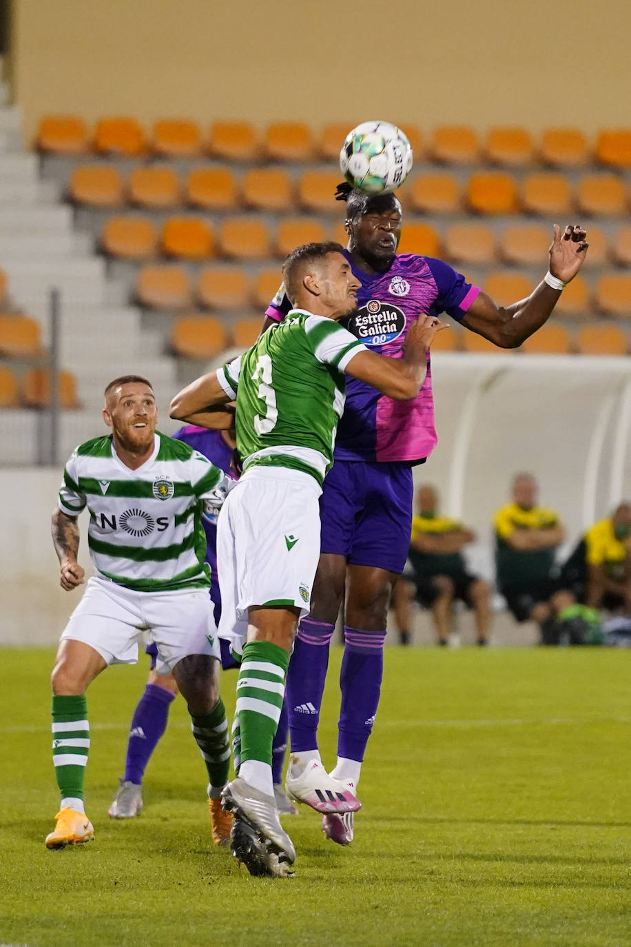 Hervías trata de superar a un jugado portugués. 