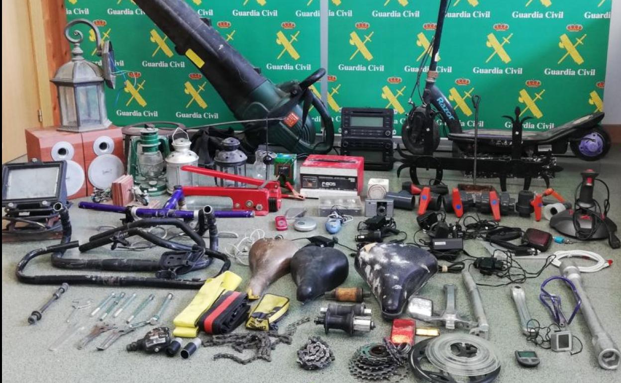 Material incautado por los agentes.