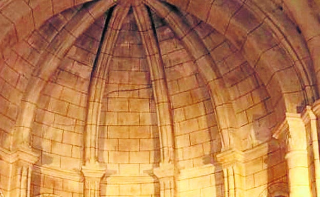 Detalle del interior del ábside de San Julian y Santa Basilisa tras la reconstrucción que se llevó a cabo de este templo. 