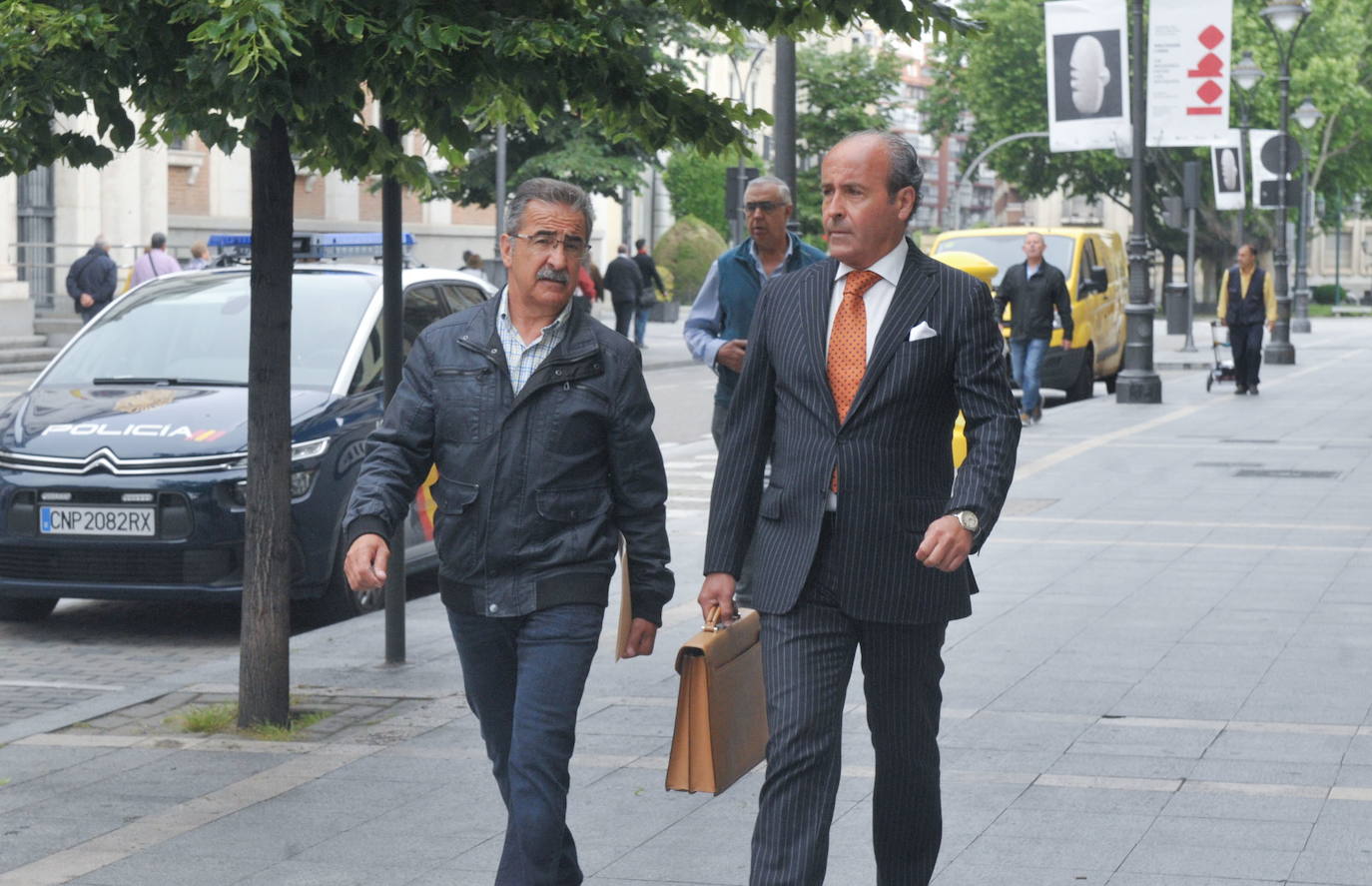 Alejando García Sanz, a la izquierda, llega a los juzgados de Valladolid en junio de 2018.