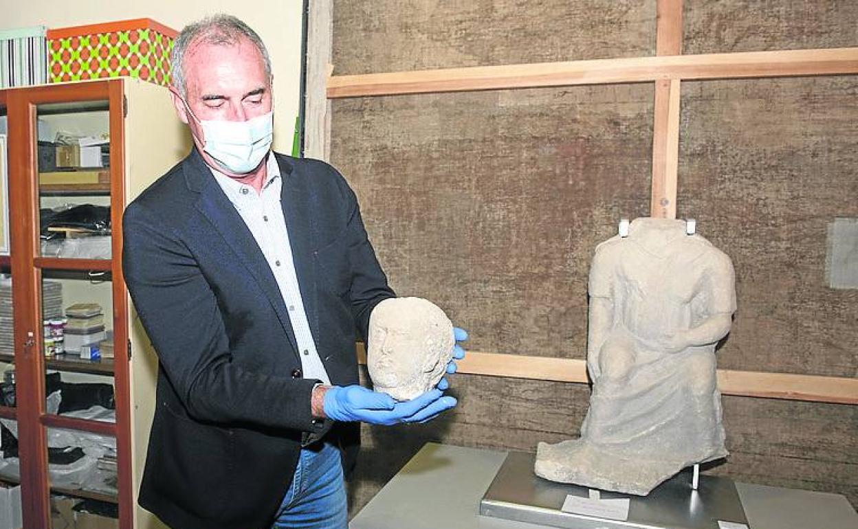 El delegado de la Junta, José Mazarías, muestra la cabeza. 