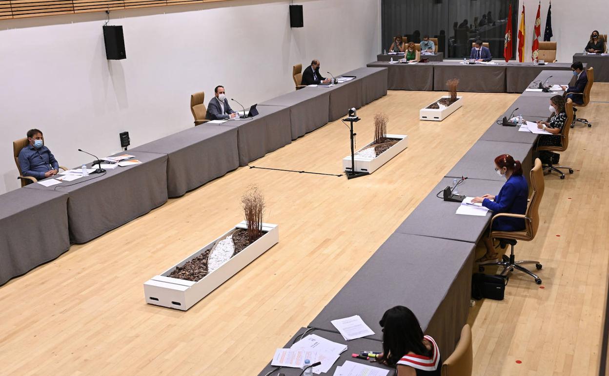 Un momento del atípico pleno del Ayuntamiento, mitad presencial y mitad telemático, que se celebró ayer en elPalacio de Congresos