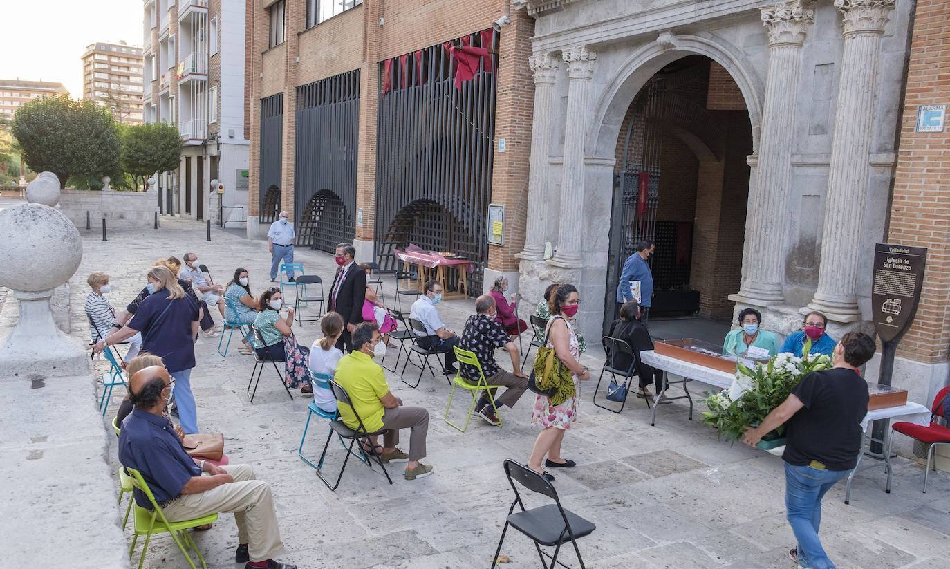 Hay sillas negras, azules y verdes, esparcidas por el empedrado suelo del acceso a la iglesia de San Lorenzo, en la calle Pedro Niño | Y allí, sentados, en la calle y con la vista en el interior del templo, un grupo de fieles sige la celebración