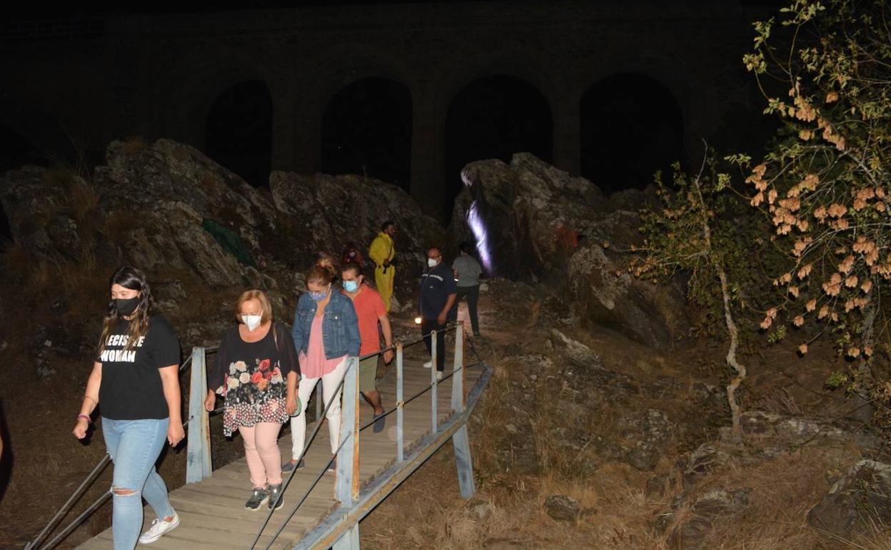 Los participantes en la visita avanzan entre las rocas