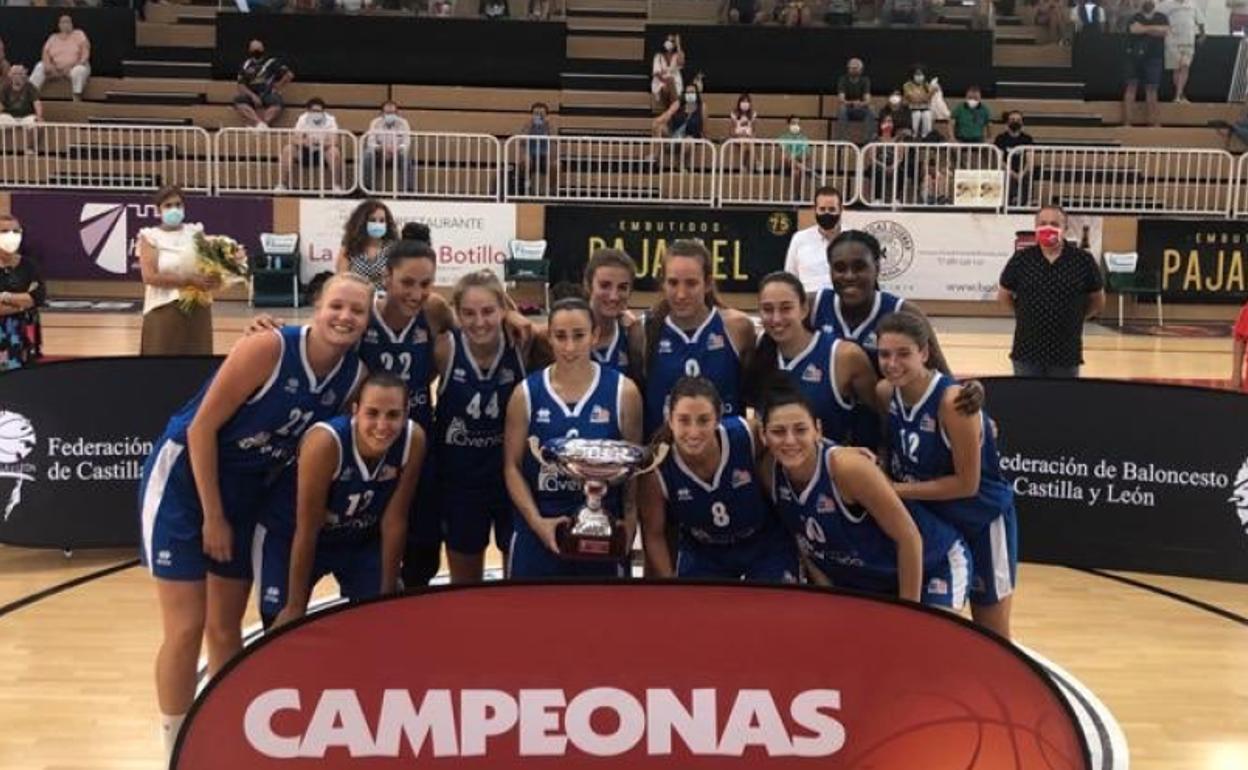 Las jugadoras de Avenida posan con la copa tras finalizar el partido.