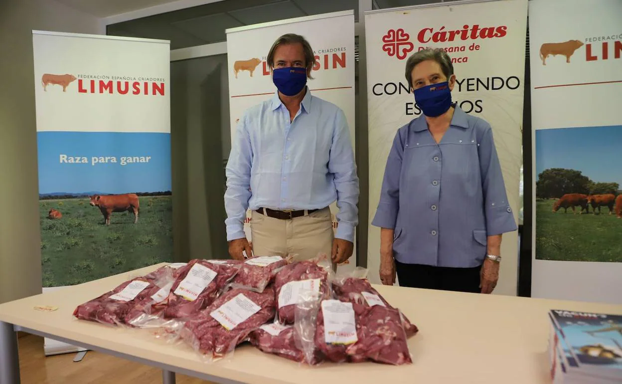 La presidenta de Cáritas Diocesana de Salamanca, Carmen Calzada, participó en la entrega de la carne.