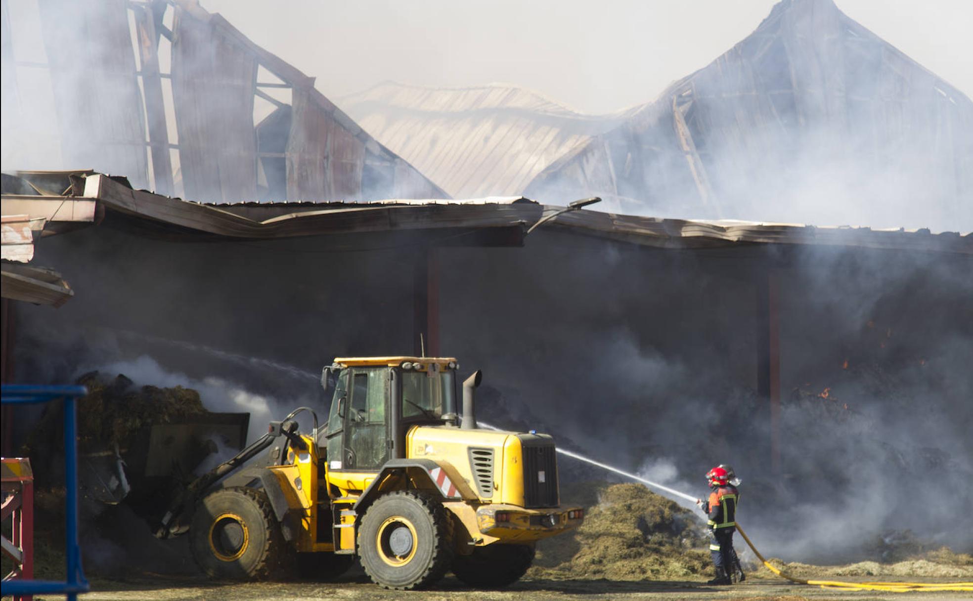 Labores de extinción en una de las naves de Cobadu.