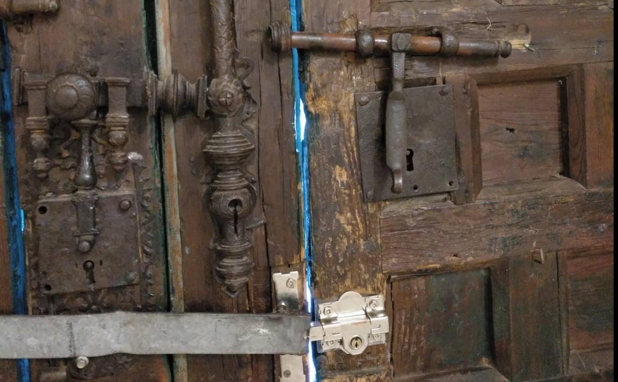 Doble cerrojo en la Catedral de Valladolid, con la puerta cerrada por dentro con llave durante la misa de las 18:00 horas de este domingo.