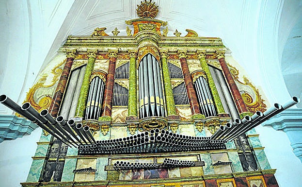 Imagen principal - Arriba, el majestuoso órgano de la Iglesia Parroquial; debajo, ermita del Cristo del Humilladero, acceso al cementerio municipal y cuadro del bautizo de Cristo, obra de un discípulo de Goya. 