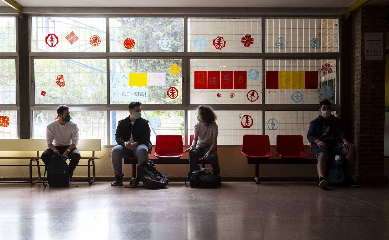 Alumnos de Bachillerato del IES Núñez de Arce, antes de las clases de preparación del mes de junio. 