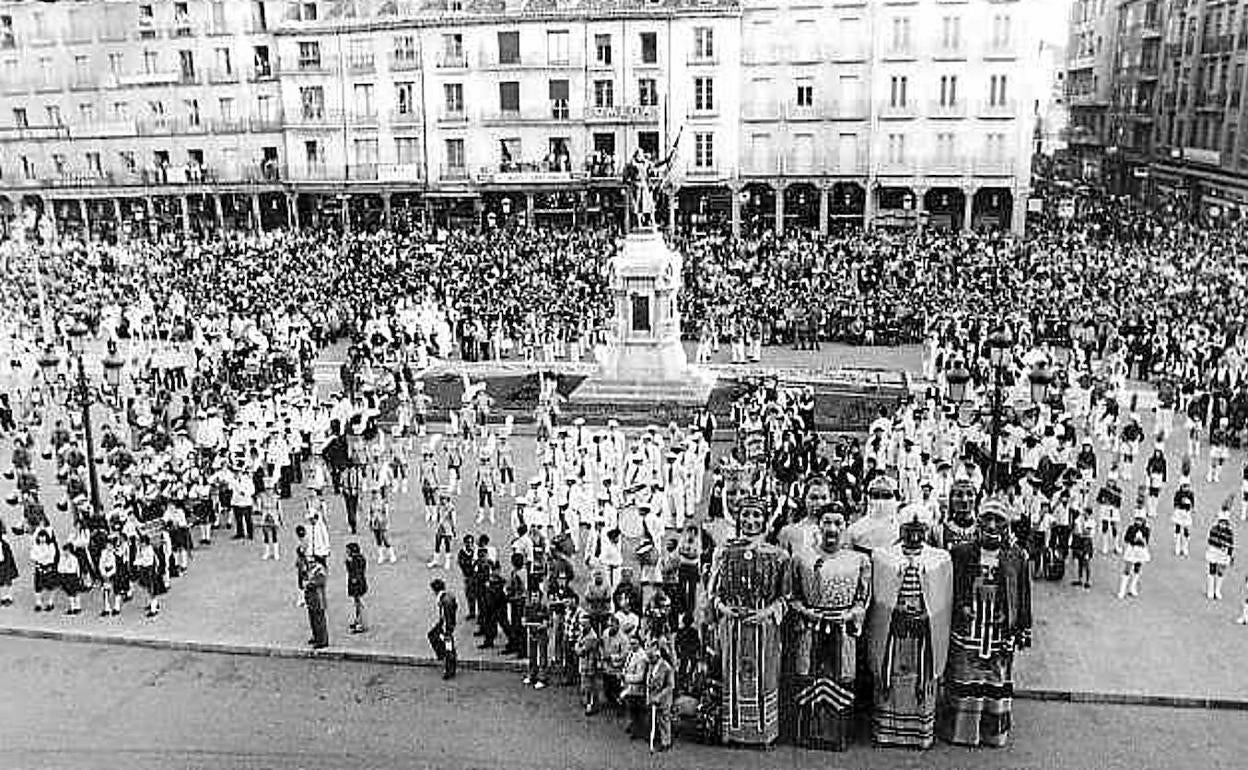 Acto de inauguración de las fiestas en la Plaza Mayor, en el año 1970.