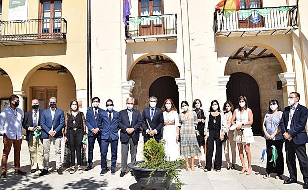 Acto previo a la misa de las autoridades con representantes de la AECC en Simancas.