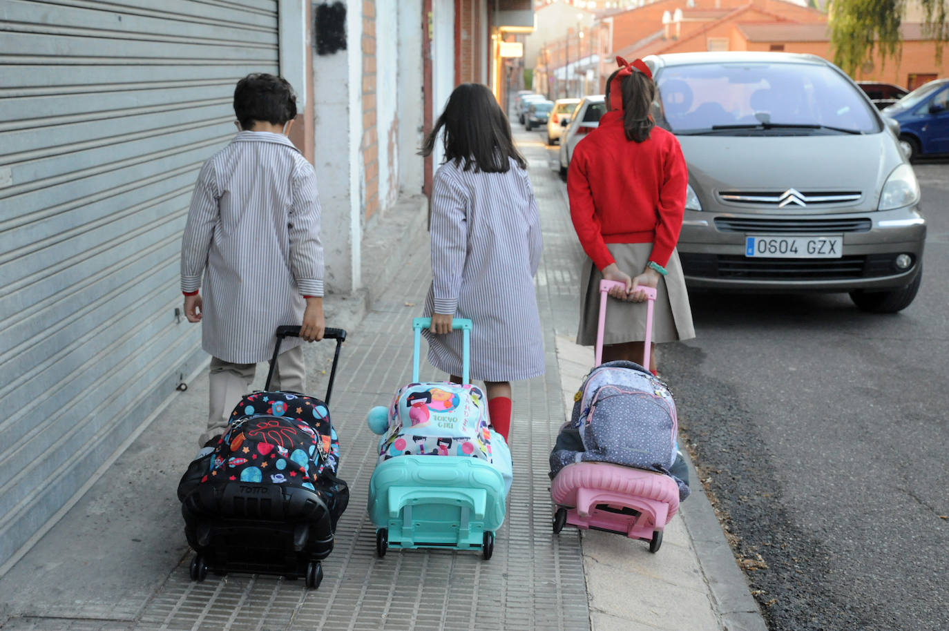 Niños camino del colegio en Medina del Campo. 