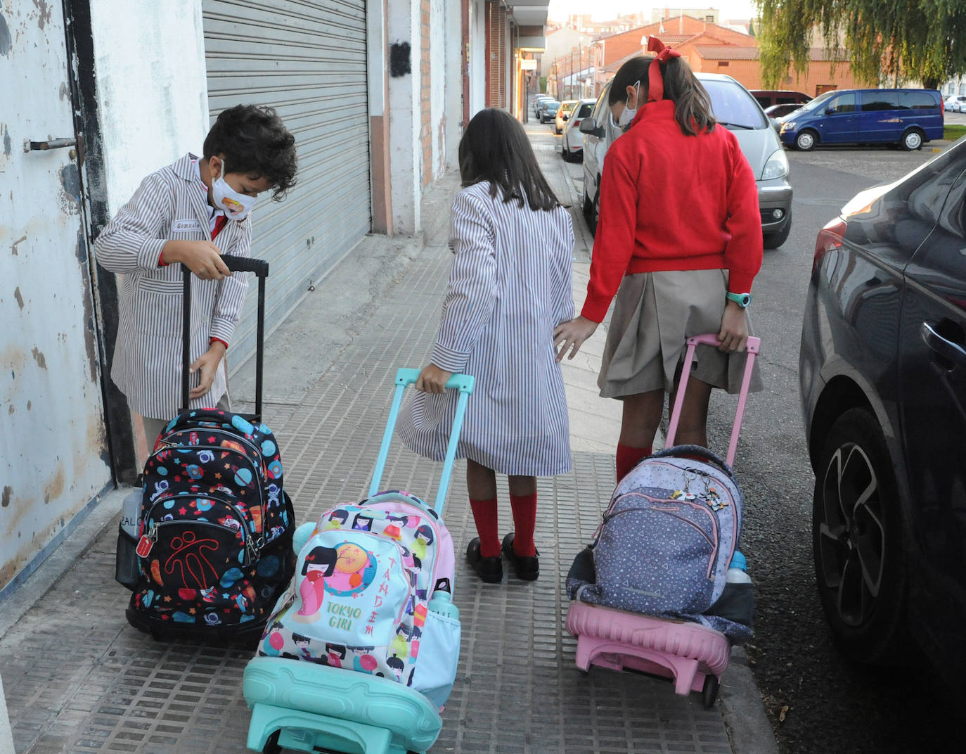 Niños, de camino al colegio en Medina del Campo. 