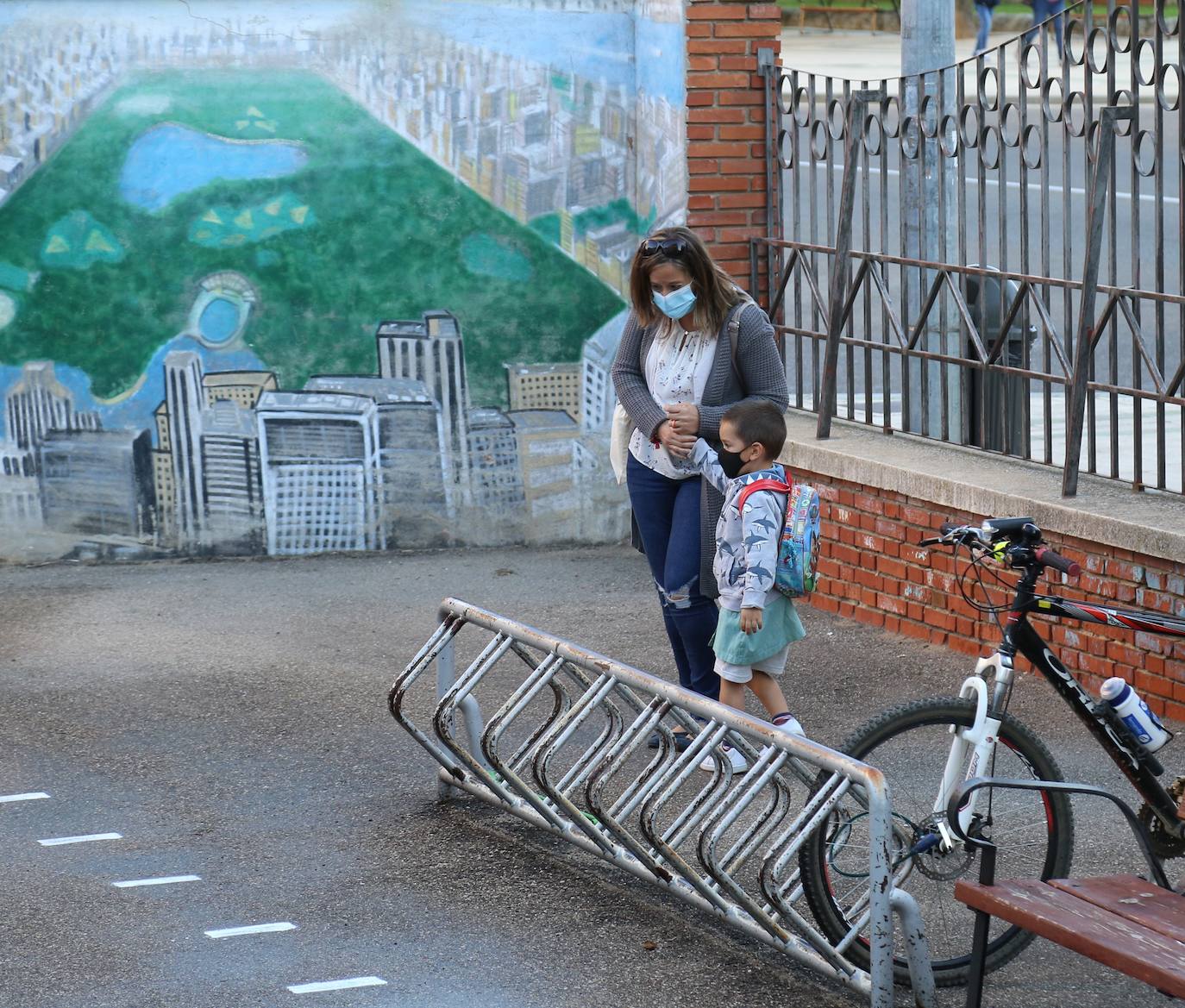 Las imágenes de los colegios Tello Téllez, Modesto Lafuente, La Salle o Angelinas ofrecen una muestra de que las entradas escalonadas y organizadas han marcado la apertura del curso.