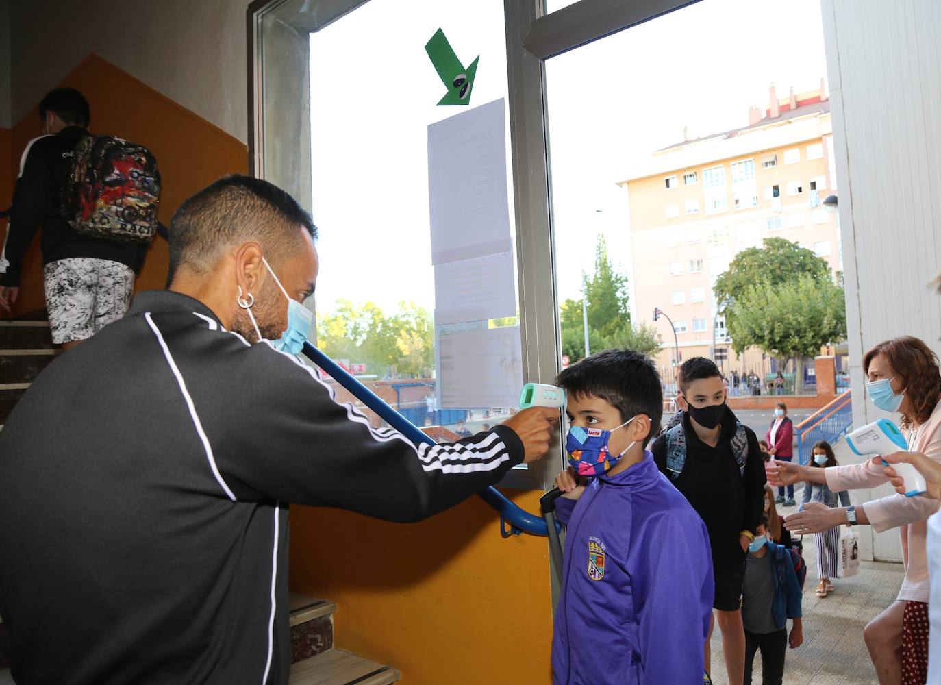 Las imágenes de los colegios Tello Téllez, Modesto Lafuente, La Salle o Angelinas ofrecen una muestra de que las entradas escalonadas y organizadas han marcado la apertura del curso.