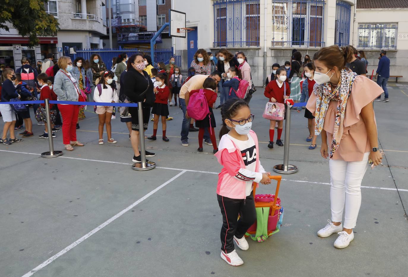 Las imágenes de los colegios Tello Téllez, Modesto Lafuente, La Salle o Angelinas ofrecen una muestra de que las entradas escalonadas y organizadas han marcado la apertura del curso.