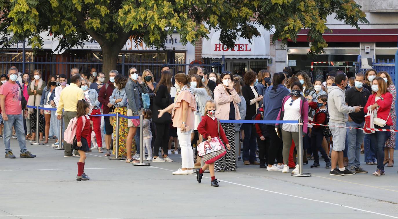 Las imágenes de los colegios Tello Téllez, Modesto Lafuente, La Salle o Angelinas ofrecen una muestra de que las entradas escalonadas y organizadas han marcado la apertura del curso.