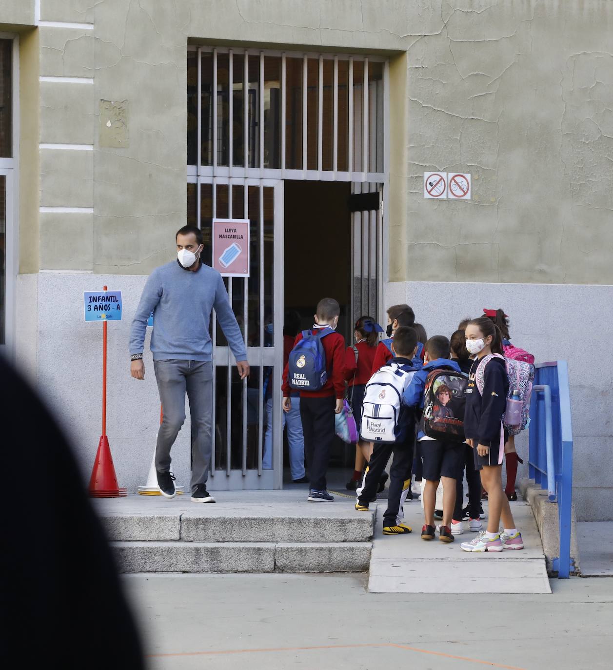 Las imágenes de los colegios Tello Téllez, Modesto Lafuente, La Salle o Angelinas ofrecen una muestra de que las entradas escalonadas y organizadas han marcado la apertura del curso.