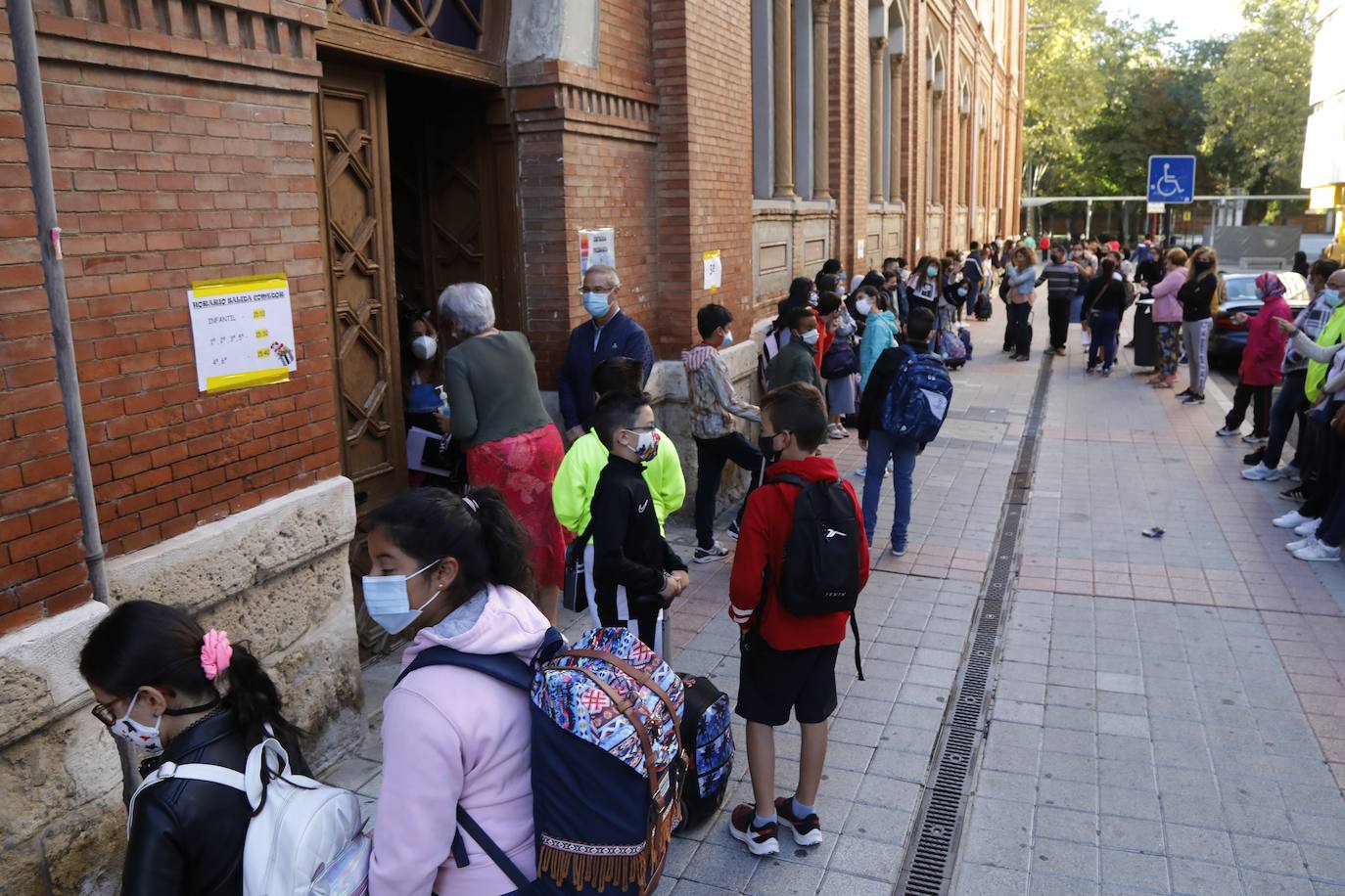 Las imágenes de los colegios Tello Téllez, Modesto Lafuente, La Salle o Angelinas ofrecen una muestra de que las entradas escalonadas y organizadas han marcado la apertura del curso.