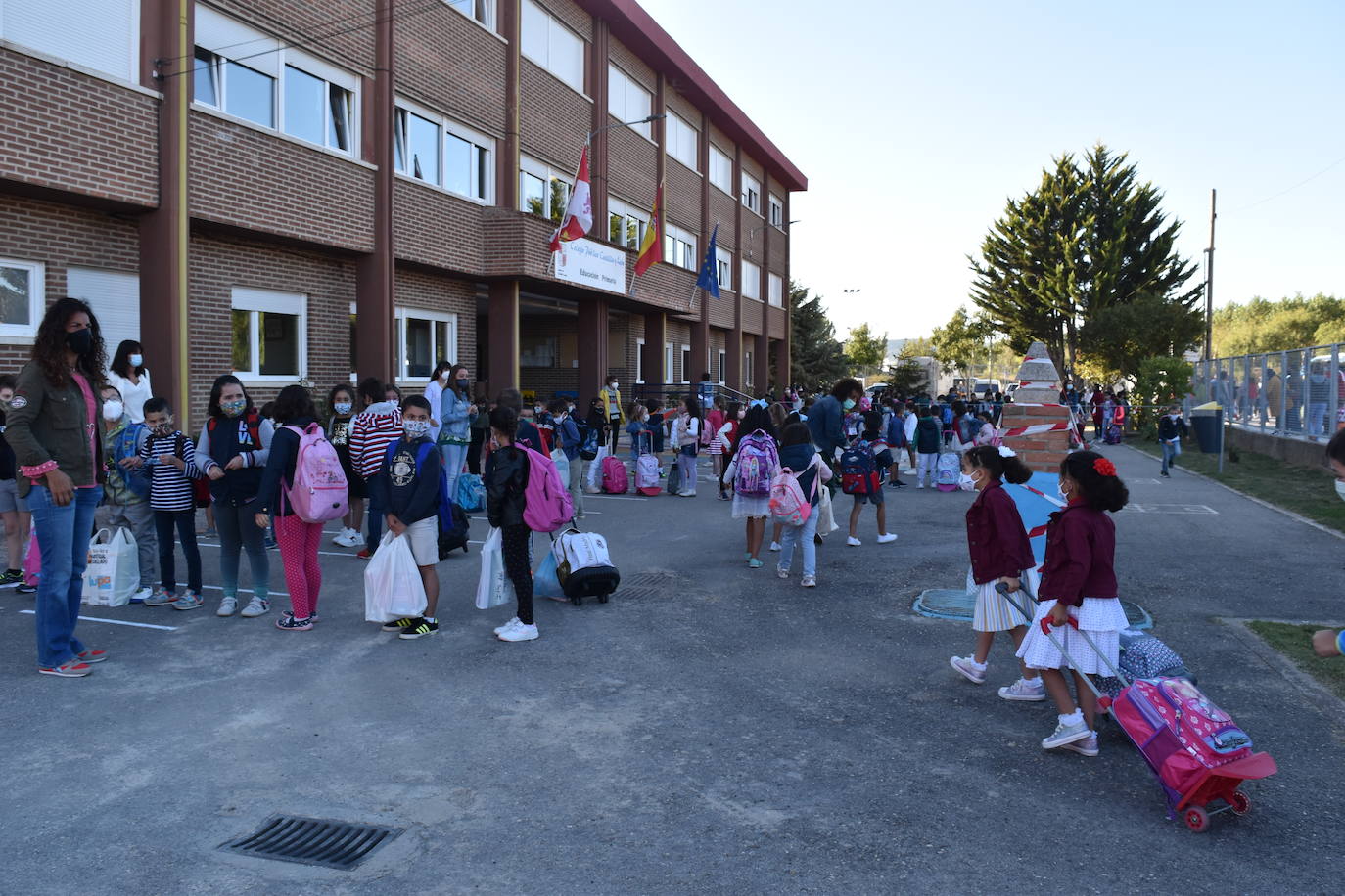 Filas en el patio del centro Castilla y León de Aguilar.