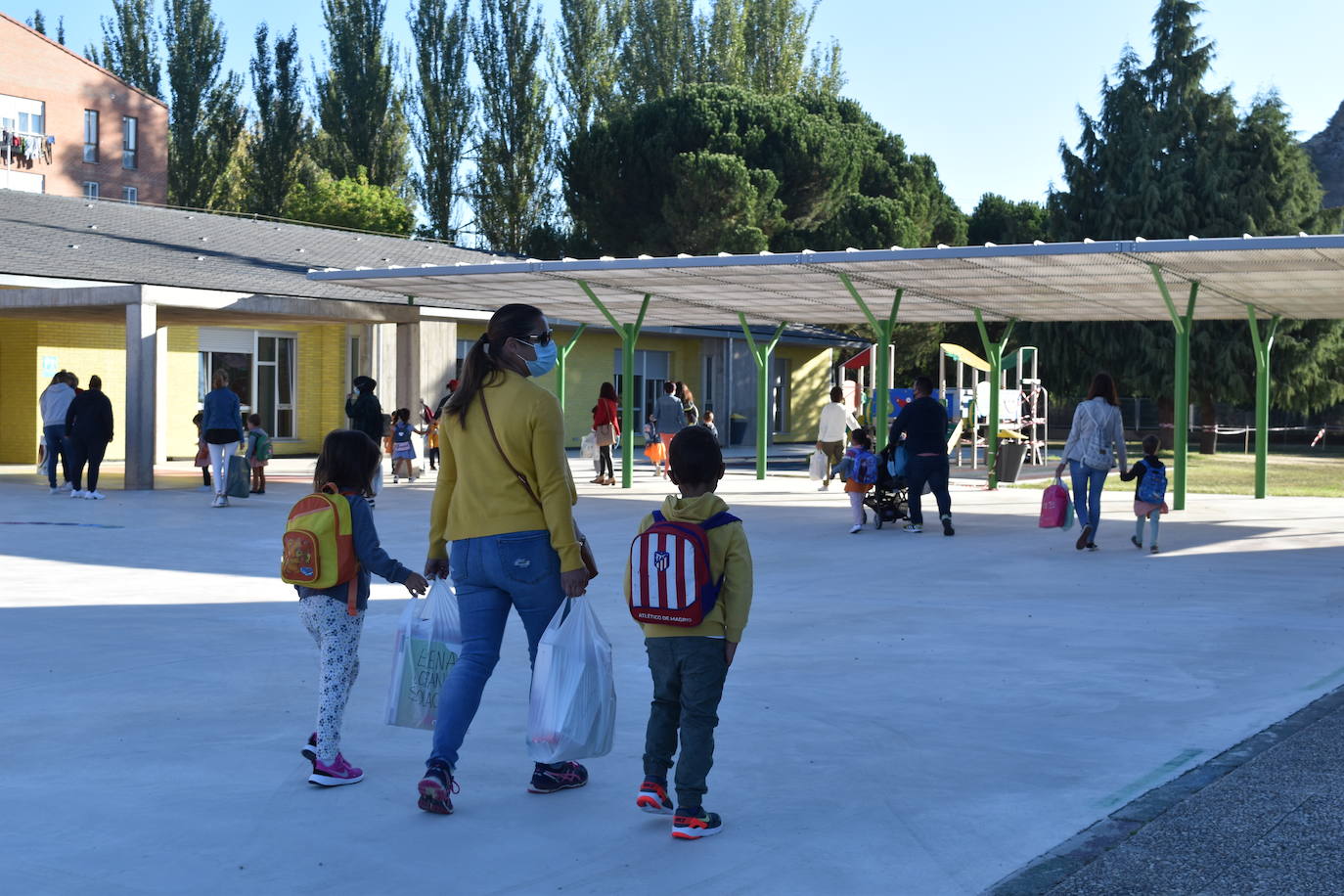 Filas en el patio del centro Castilla y León de Aguilar.
