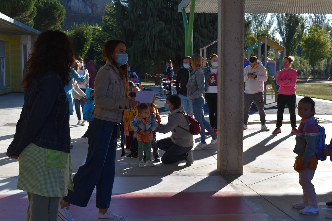 Filas en el patio del centro Castilla y León de Aguilar.