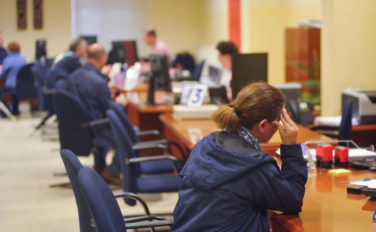 Contribuyentes, en las oficinas tributarias del Ayuntamiento en la plaza de Santa Ana.