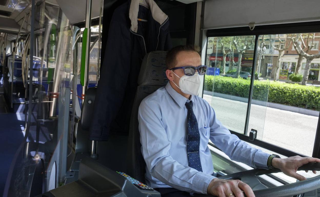 Un conductor de Auvasa se protege con una mascarilla.