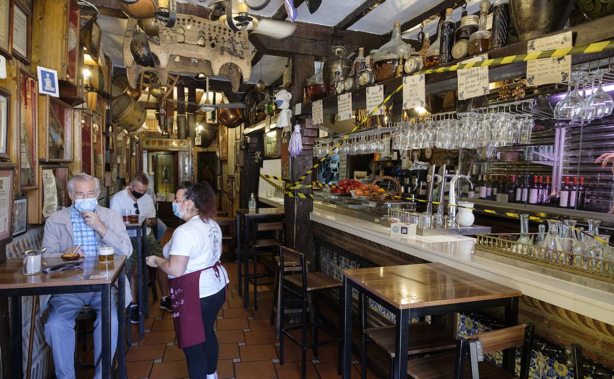 Barra eliminada durante las restricciones en el bar y restaurante La Solana de Valladolid. 