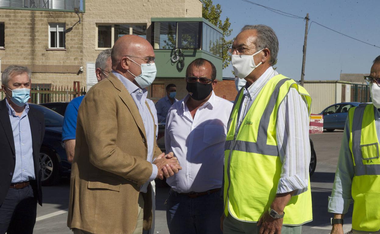El consejero de Agricultura, Ganadería y Desarrollo Rural Jesús Julio Carnero conversa con el director gerente de la cooperativa Cobadu Rafael Sánchez Olea. 
