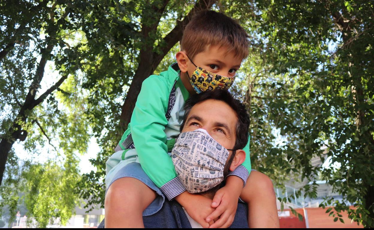 Martín, con su padre Luis, estaba impacient por entrar en clase esta mañana.