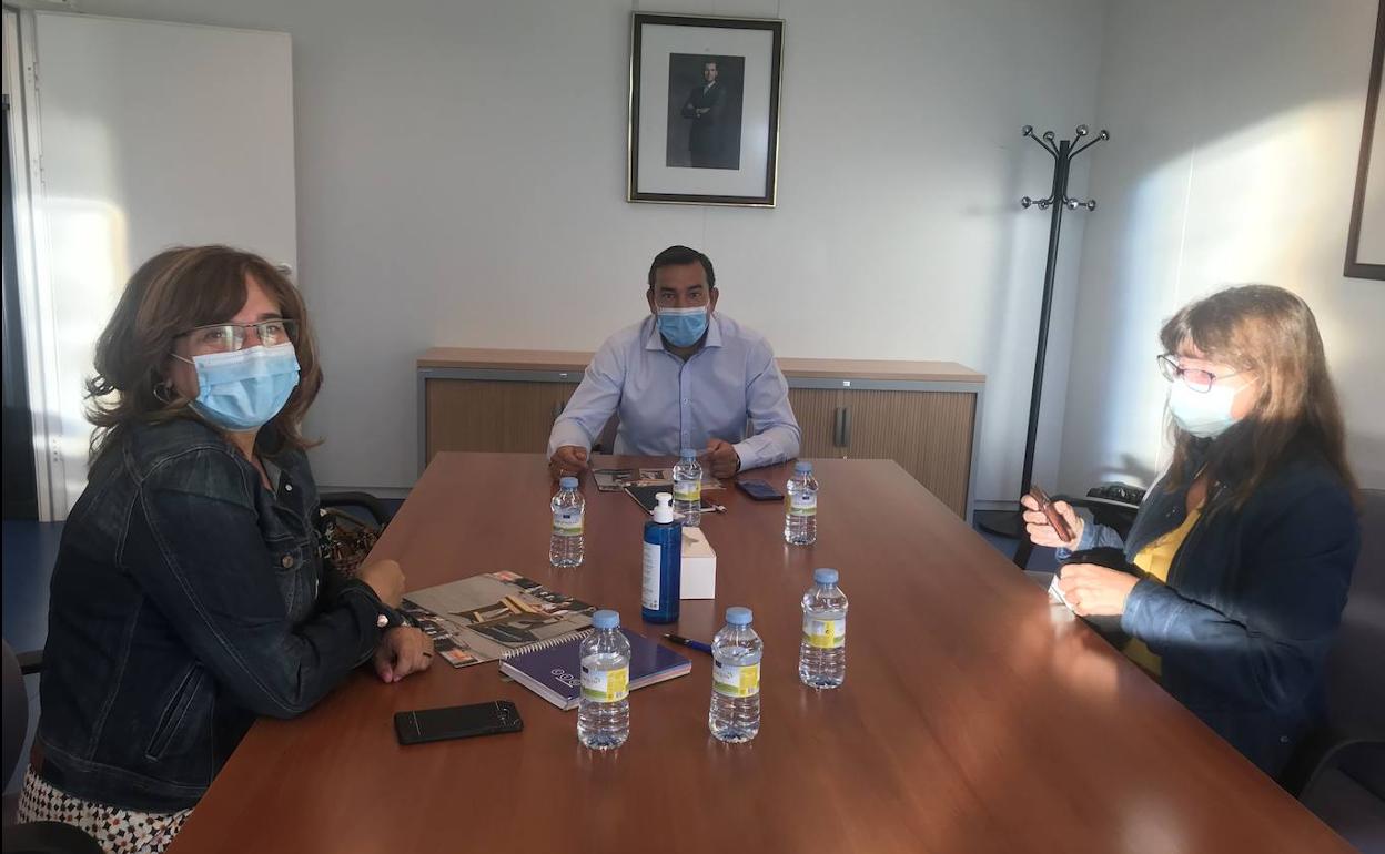 Reunión del delegado de la Junta y las representantes de la Fundación Secretariado Gitano.