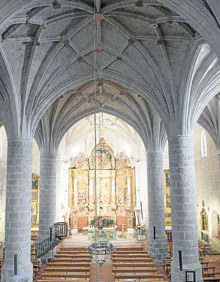 Imagen secundaria 2 - Arriba, claustro; abajo, pintura de la Adoración de los Reyes Magos e interior de la Iglesia de El Salvador.