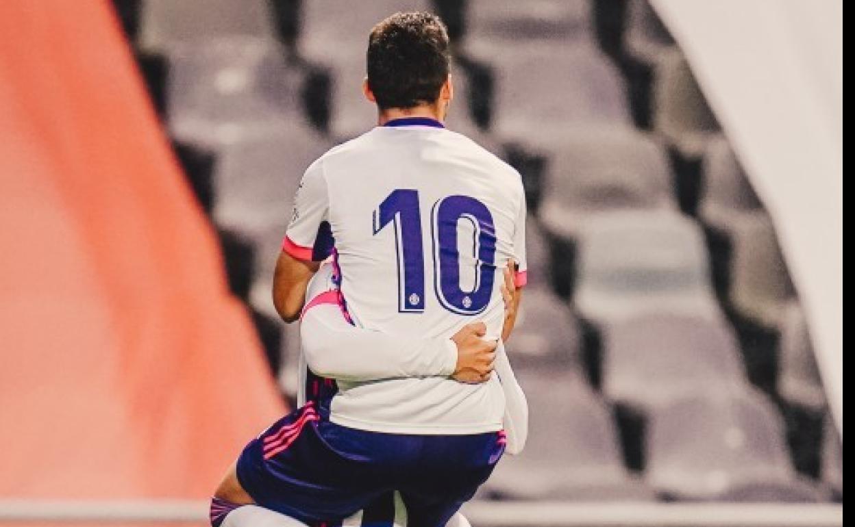 Plano (10) celebra con Joaquín un gol del Real Valladolid ante el Sporting de Braga