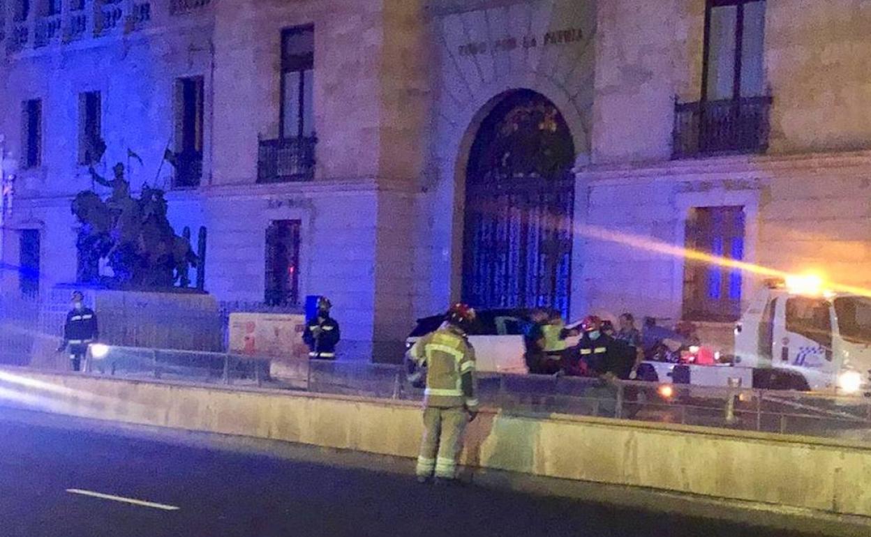 El vehículo siniestrado, ante la puerta de la Academia de Caballería. 