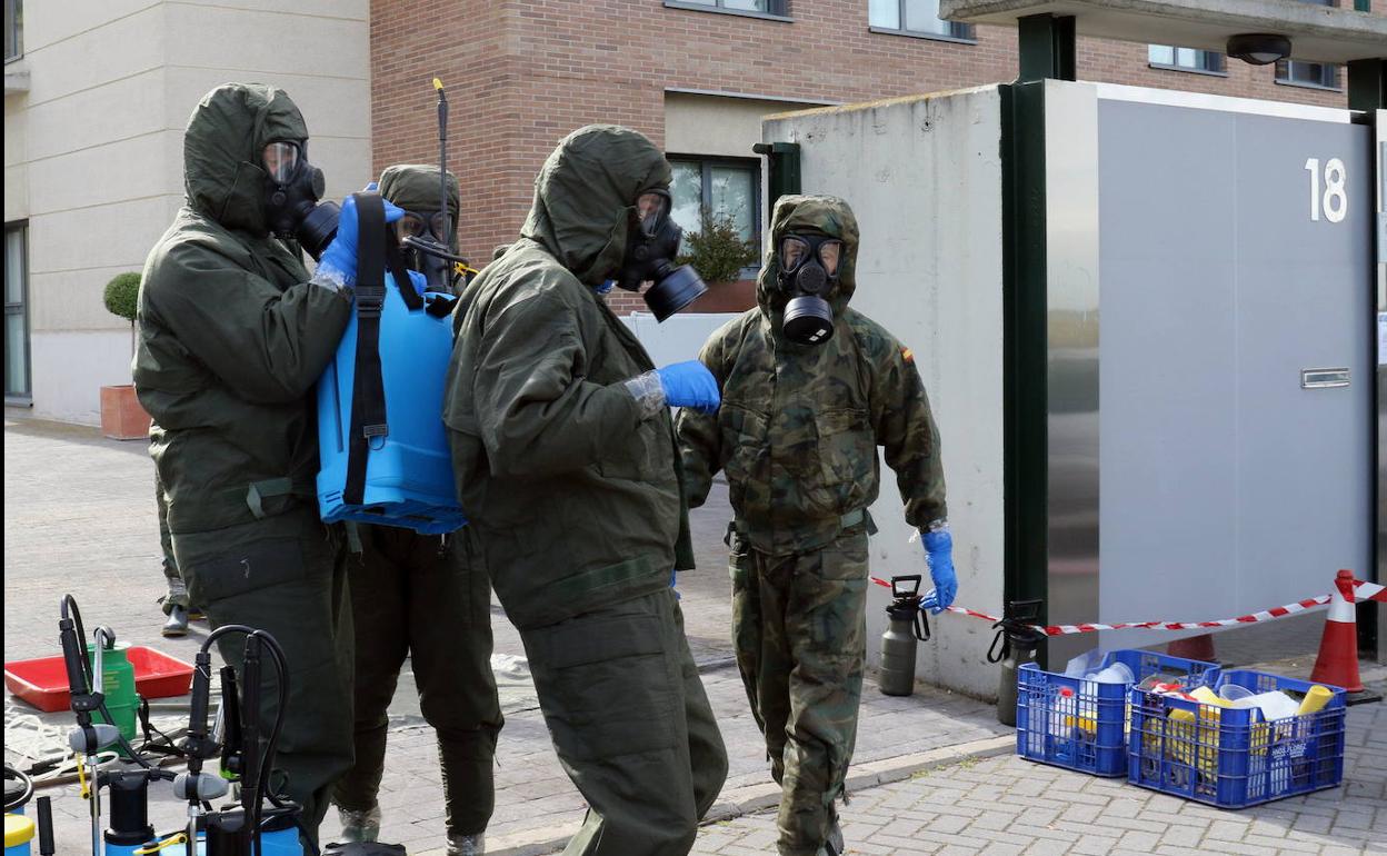 Militares de la Brilat de Valladolid desinfectan la residencia Ballesol el pasado mes de mayo. H. S.