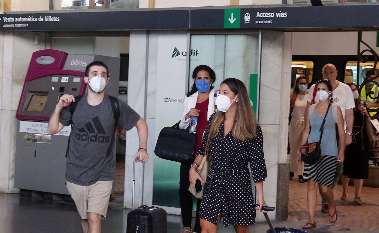 Varios jóvenes llegan a la estación de trenes de Valladolid. 