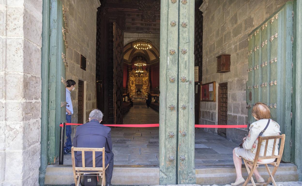 Misa con aforo limitado en la Cetadral de Valladolid. 