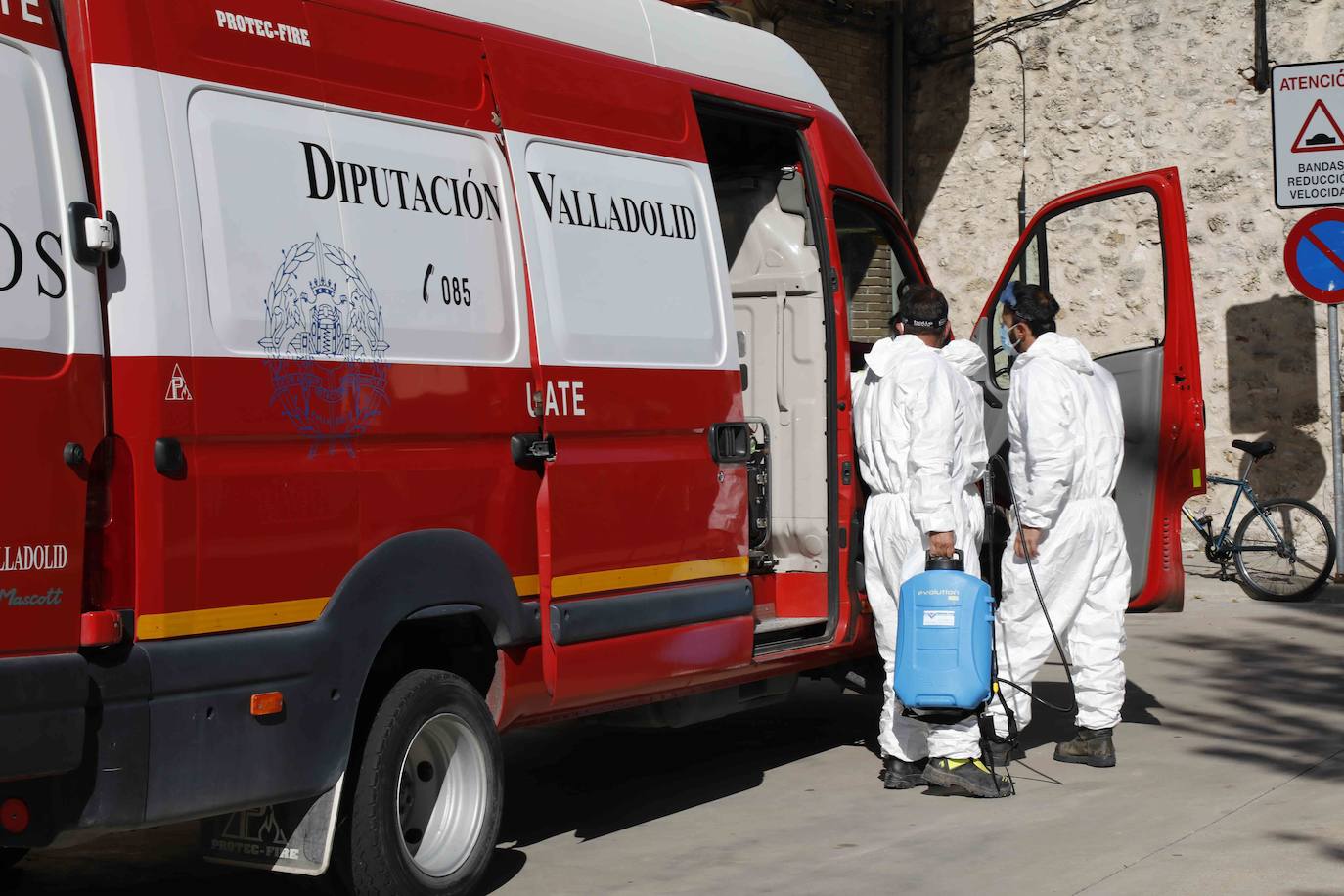 Los Bomberos entrando a desinfectar escuela infantil municipal de Peñafiel. 