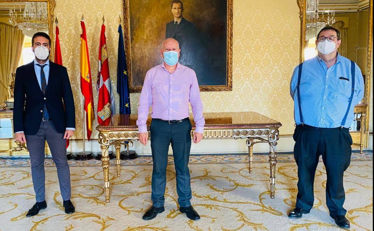 El presidente y el secretario de Aesco junto al concejal de Comercio. 