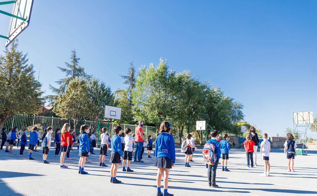 Alumnos de los maristas de Segovia, el primer día de colegio.