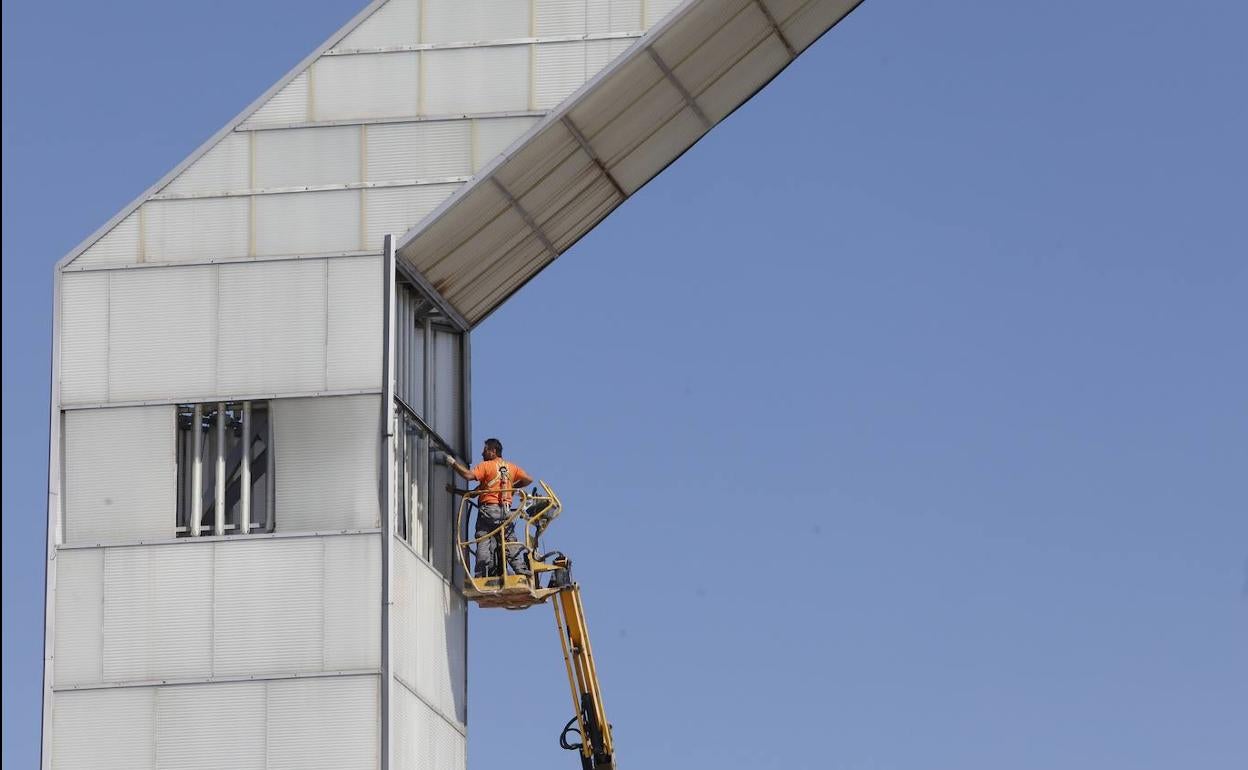 Las mejoras de La Balastera arrancan con la reparación de las torres de iluminación