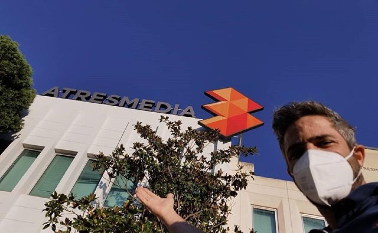 Roberto Leal, ante los estudios de Atresmedia. 