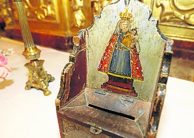 Imagen secundaria 1 - Arriba, mueble para guardar la ropa en la sacristía de la iglesia; una pequeña urna para recoger los óvolos de los devotos y detalle del retablo dedicado a Santiago. 