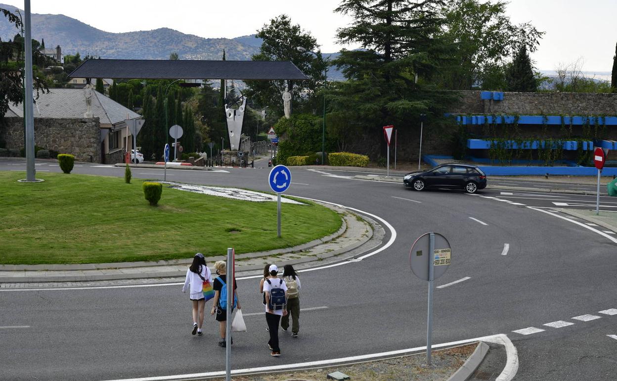 Un grupo de jóvenes atraviesa la N-603 por la rotonda a su paso por Los Ángeles de San Rafael. 