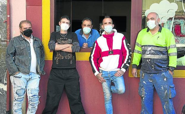 Un grupo de amigos charla a la puerta de un bar en la calle Caamaño. 